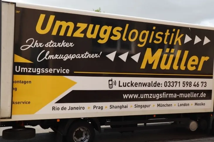 umzugswagen mit beschriftung umzugslogistik mueller auf parkplatz